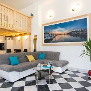 https://apartments-storia.hotels-in-trogir.com